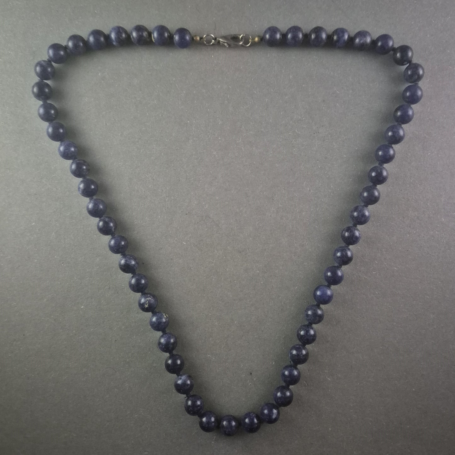 Elegante Lapislazuli Halskette – Zeitlose Schönheit in Tiefblau