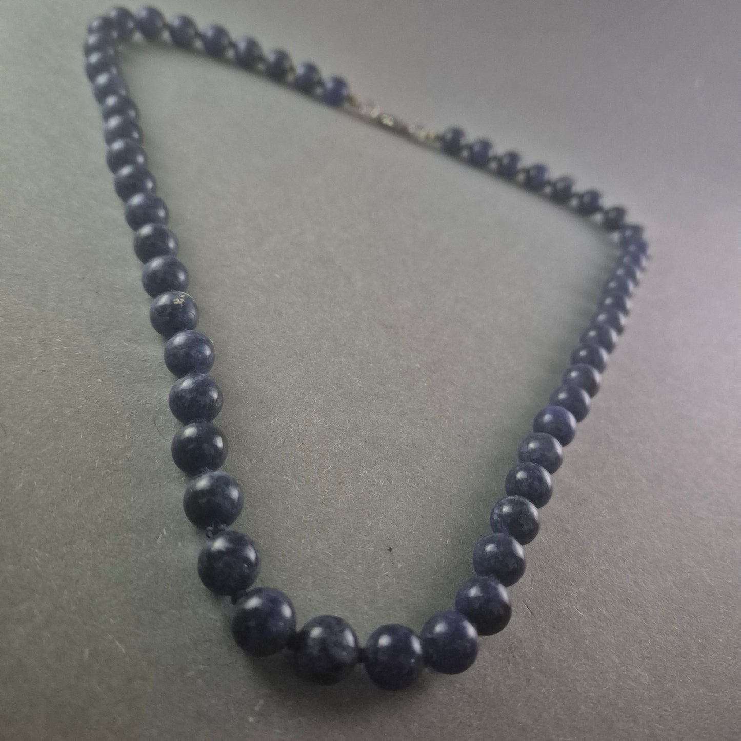 Elegante Lapislazuli Halskette – Zeitlose Schönheit in Tiefblau