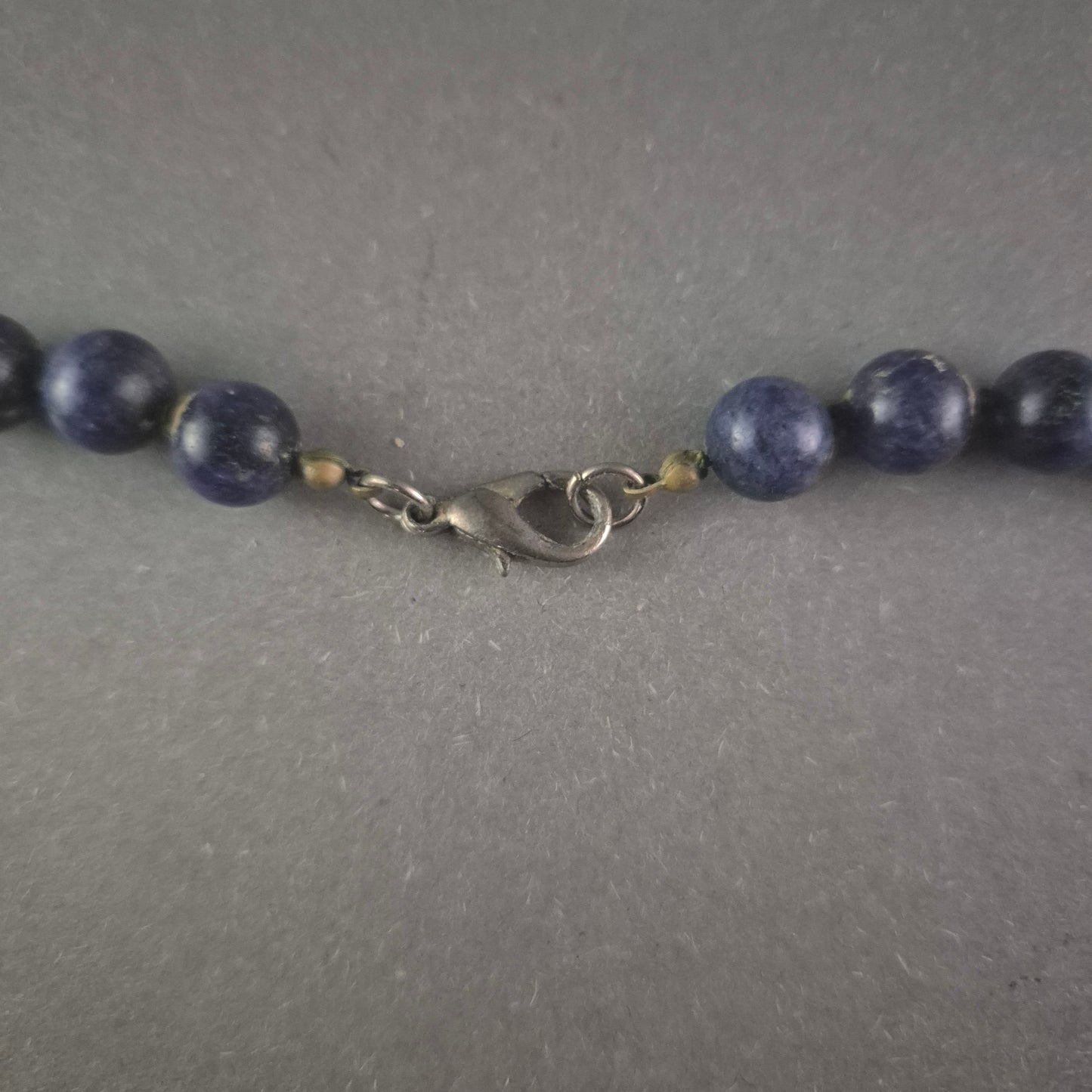 Elegante Lapislazuli Halskette – Zeitlose Schönheit in Tiefblau
