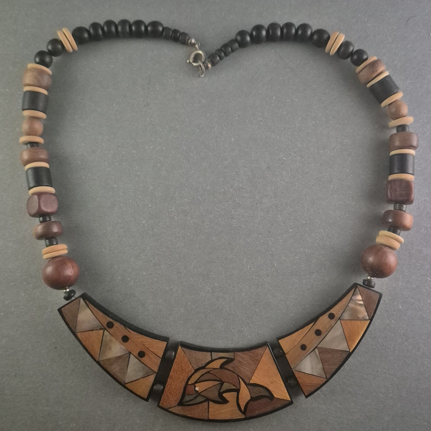 Exklusive Holz-Halskette mit Intarsien – Maritimes Design mit Delfin-Motiv