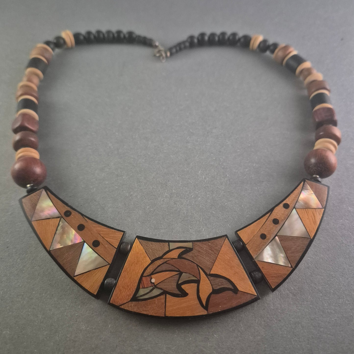 Exklusive Holz-Halskette mit Intarsien – Maritimes Design mit Delfin-Motiv