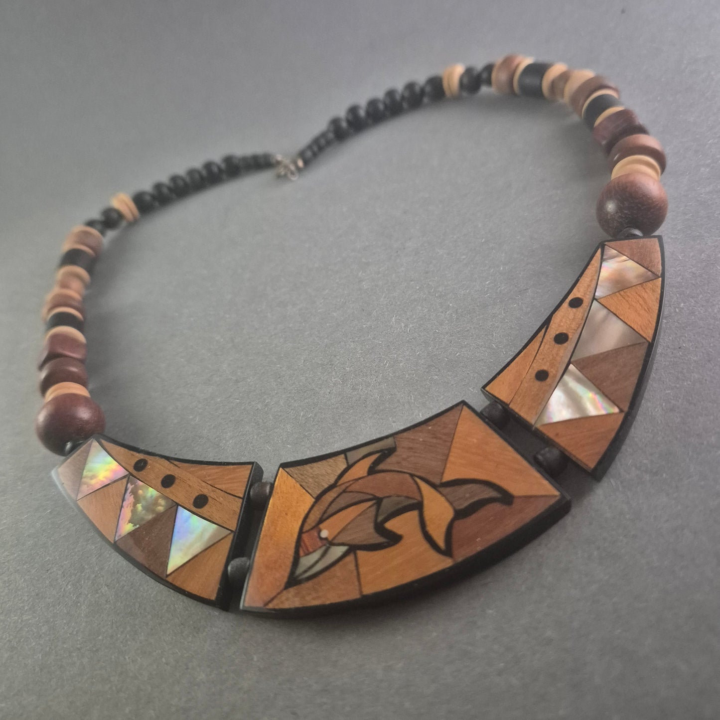 Exklusive Holz-Halskette mit Intarsien – Maritimes Design mit Delfin-Motiv