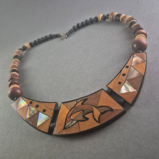 Exklusive Holz-Halskette mit Intarsien – Maritimes Design mit Delfin-Motiv