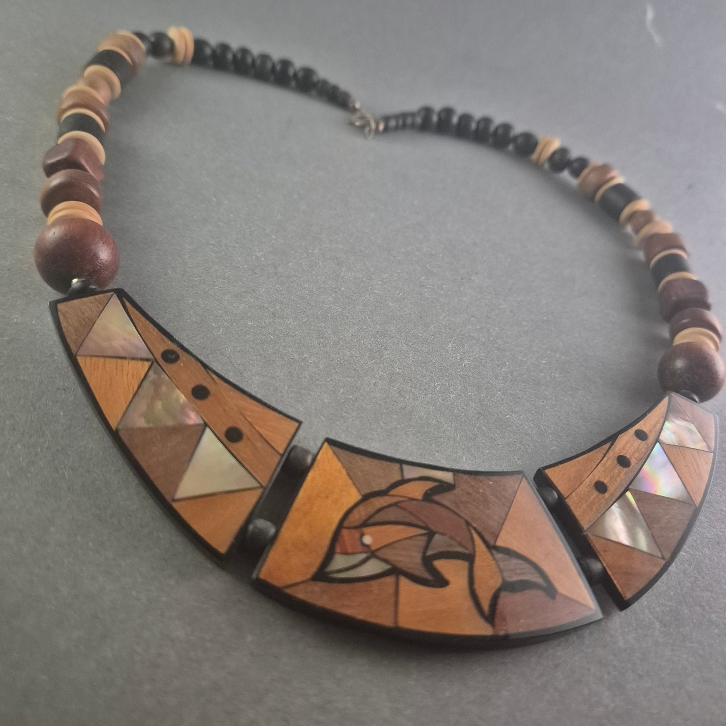 Exklusive Holz-Halskette mit Intarsien – Maritimes Design mit Delfin-Motiv