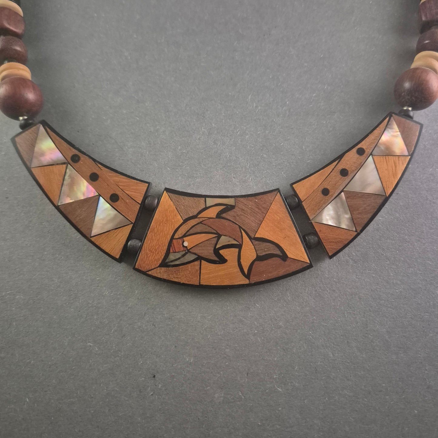 Exklusive Holz-Halskette mit Intarsien – Maritimes Design mit Delfin-Motiv