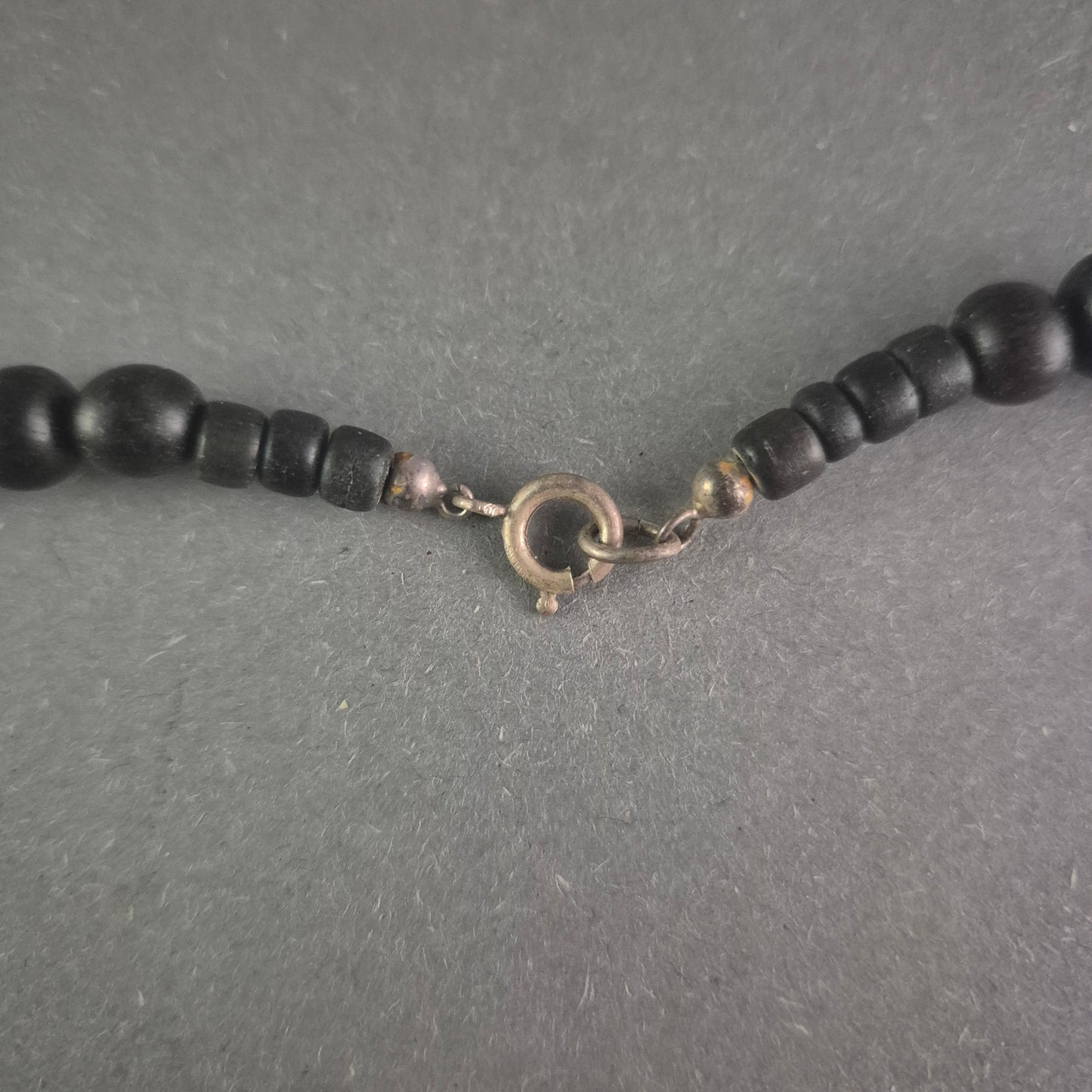 Exklusive Holz-Halskette mit Intarsien – Maritimes Design mit Delfin-Motiv