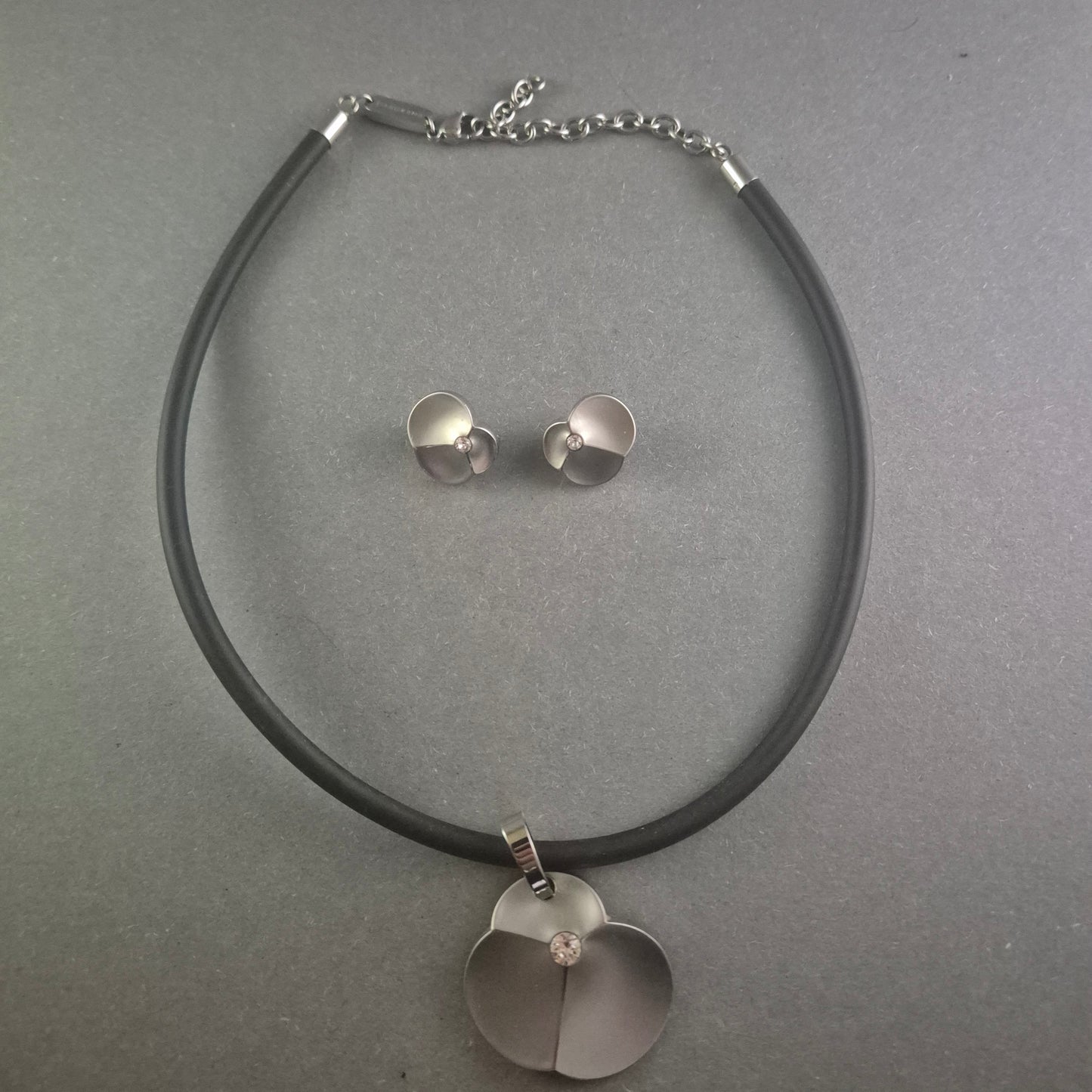 Elegantes Schmuck-Set mit Blüten-Design – Zeitlose Schönheit aus Edelstahl