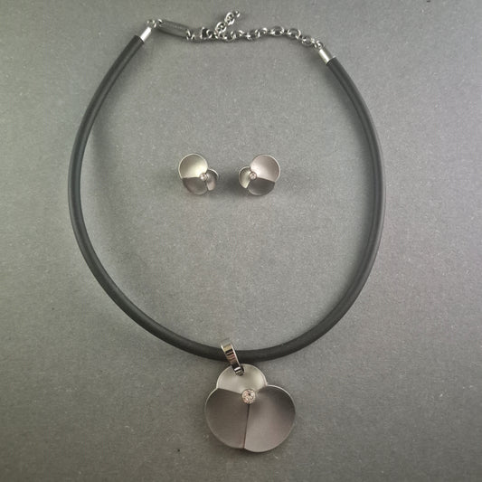 Elegantes Schmuck-Set mit Blüten-Design – Zeitlose Schönheit aus Edelstahl