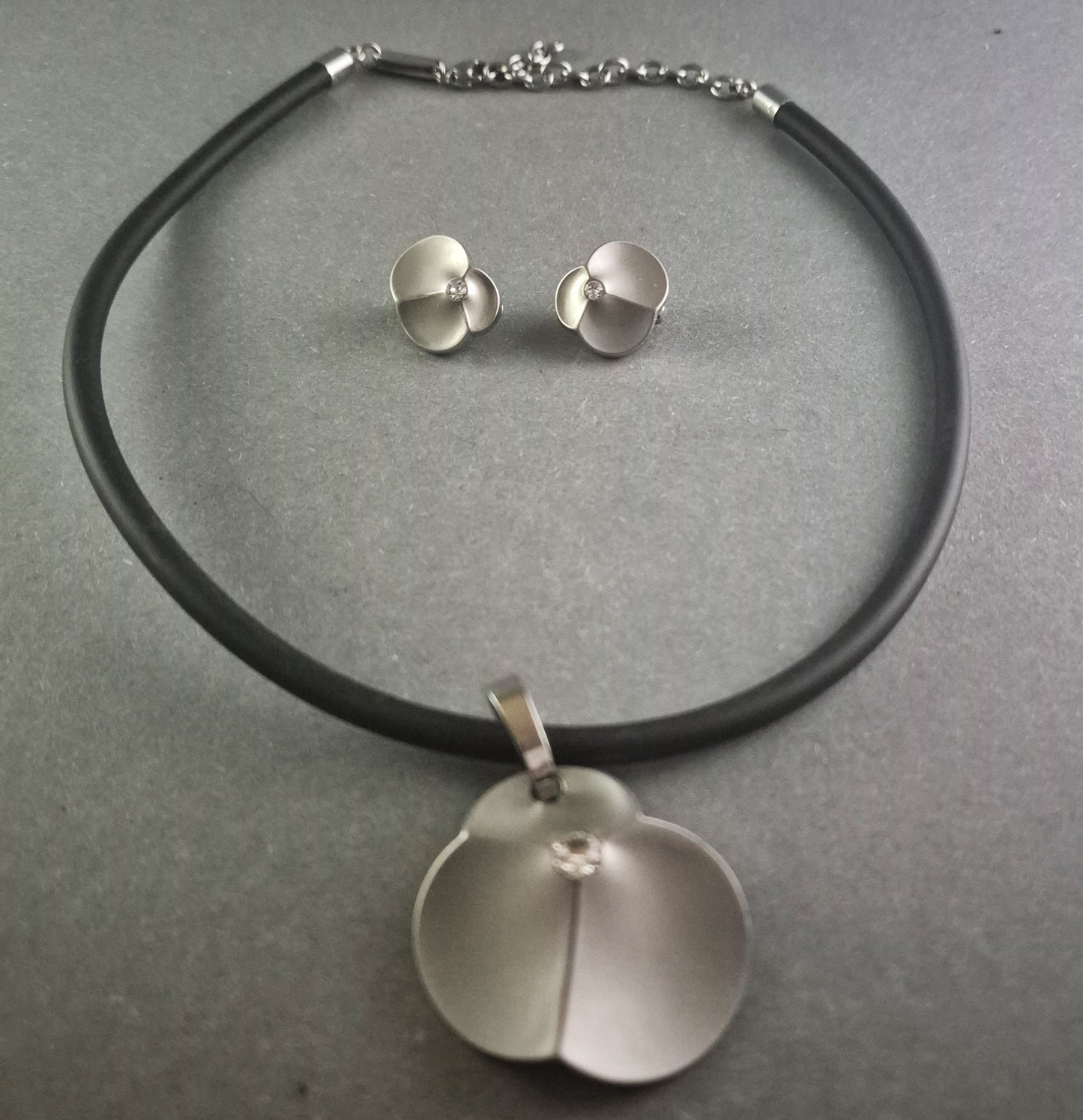 Elegantes Schmuck-Set mit Blüten-Design – Zeitlose Schönheit aus Edelstahl