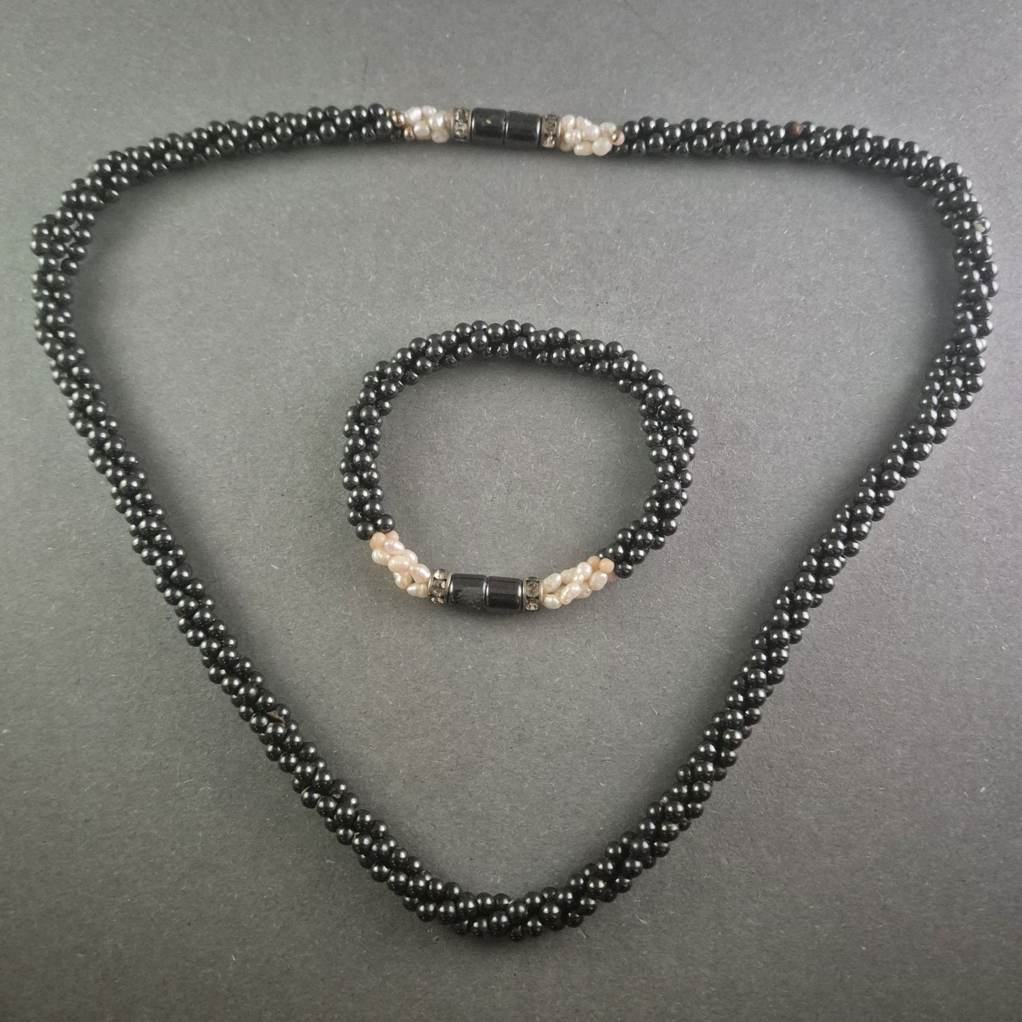 Elegantes Perlen-Set: Halskette und Armband mit schwarzem Onyx