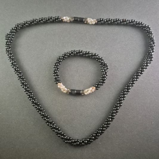 Elegantes Perlen-Set: Halskette und Armband mit schwarzem Onyx