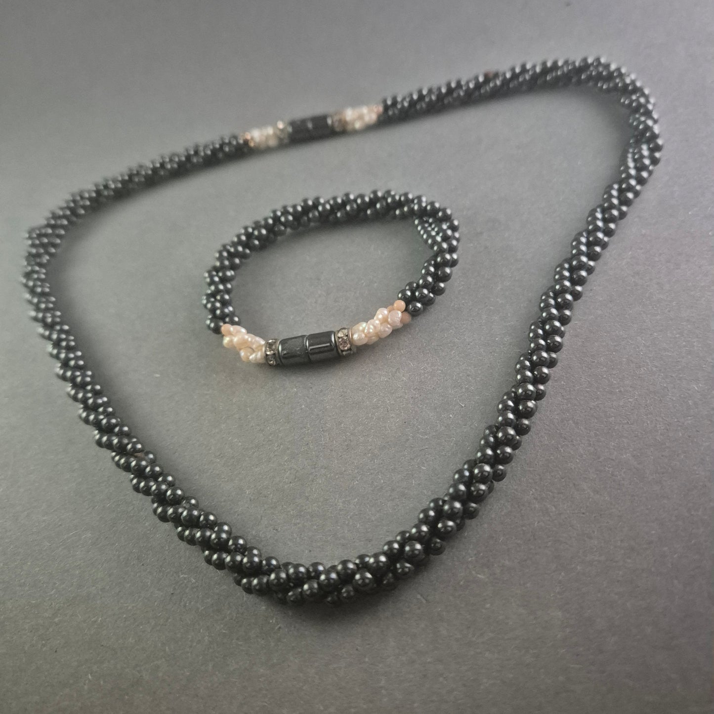 Elegantes Perlen-Set: Halskette und Armband mit schwarzem Onyx