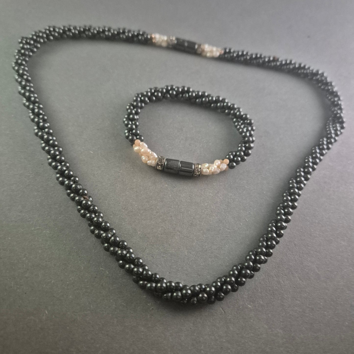 Elegantes Perlen-Set: Halskette und Armband mit schwarzem Onyx
