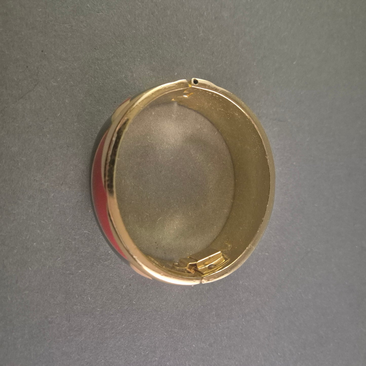 Eleganter Armreif mit Emaille-Design – Goldener Look mit Retro-Charme