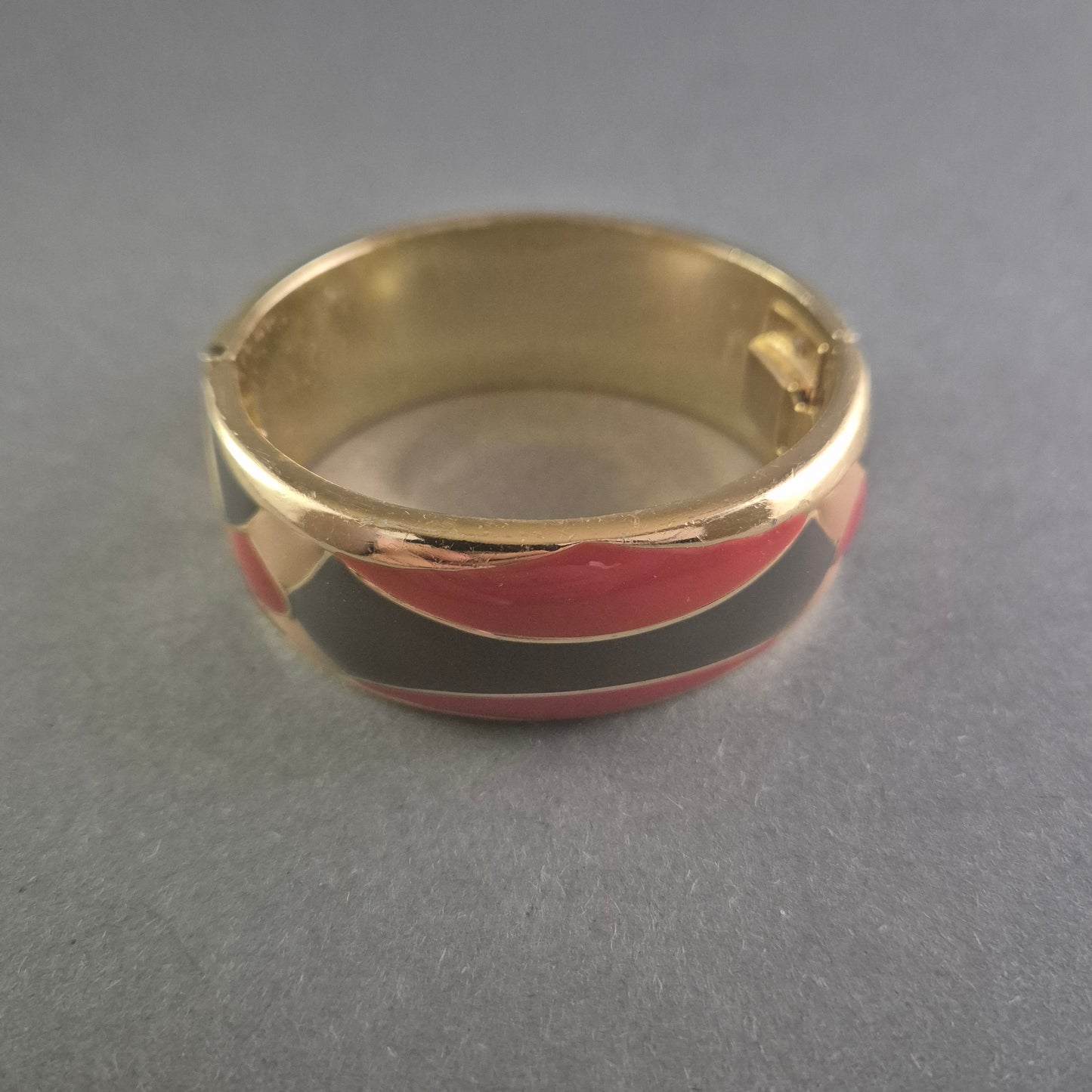 Eleganter Armreif mit Emaille-Design – Goldener Look mit Retro-Charme