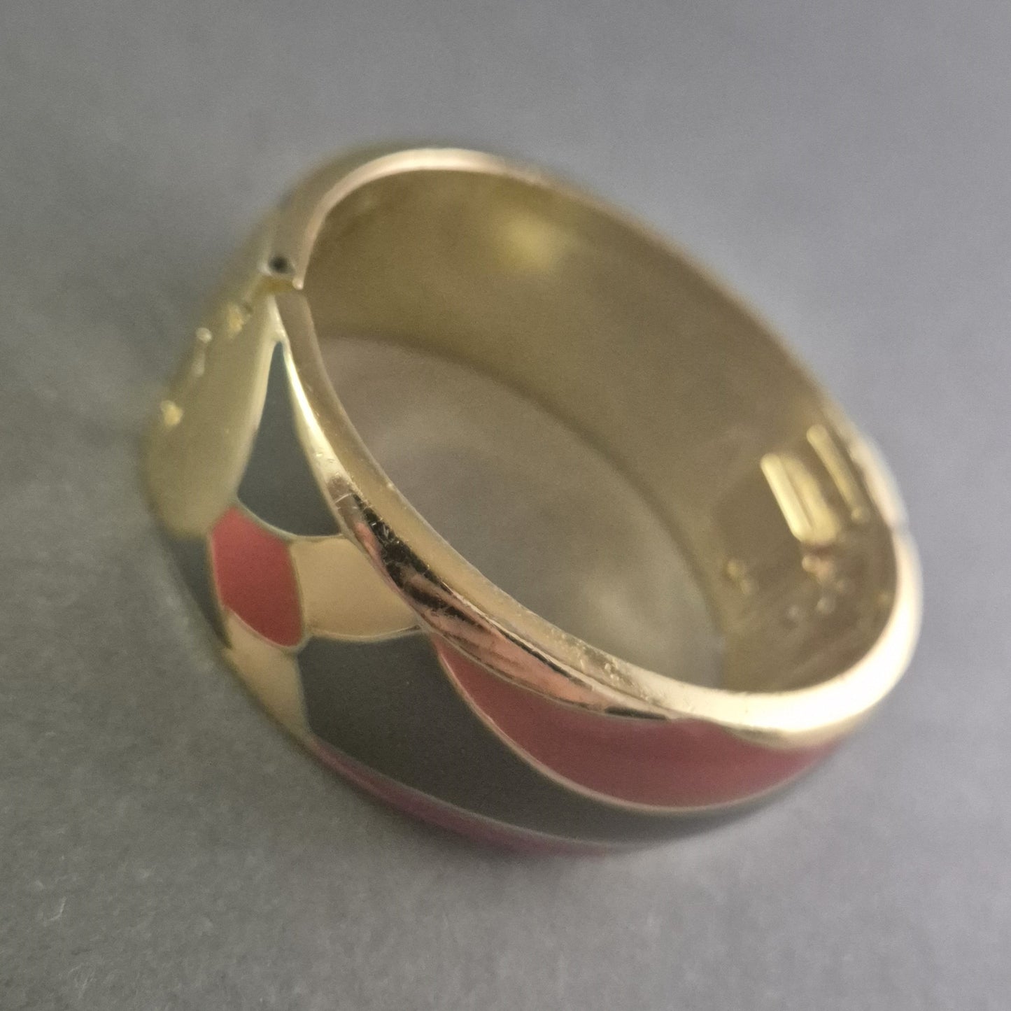 Eleganter Armreif mit Emaille-Design – Goldener Look mit Retro-Charme