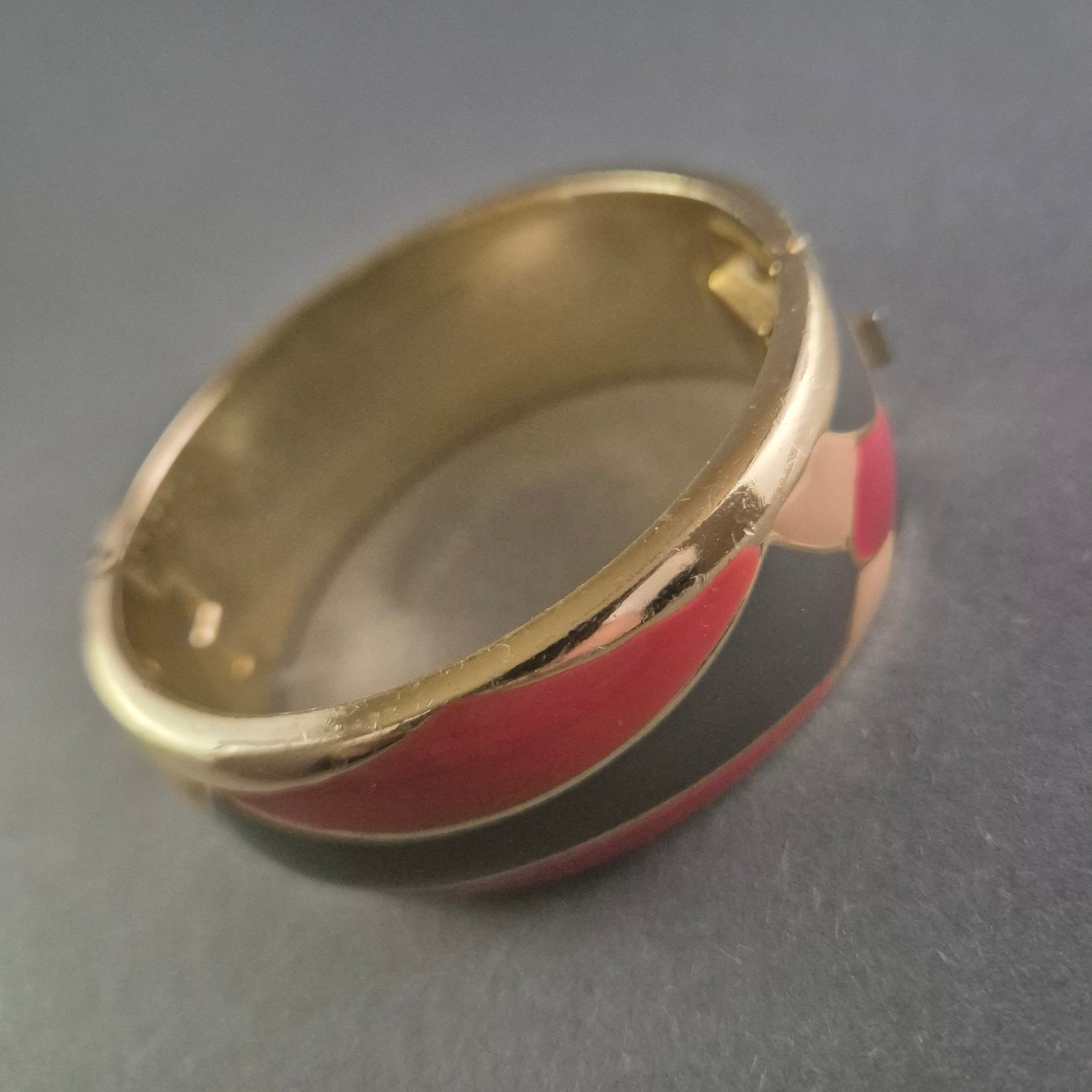 Eleganter Armreif mit Emaille-Design – Goldener Look mit Retro-Charme