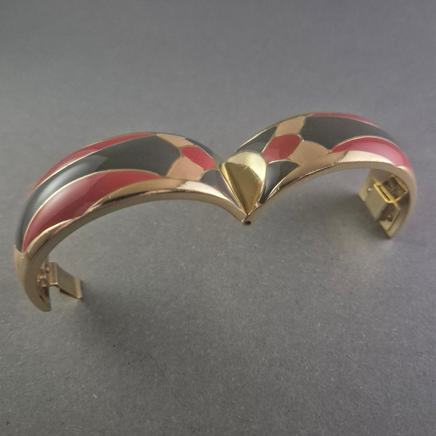 Eleganter Armreif mit Emaille-Design – Goldener Look mit Retro-Charme