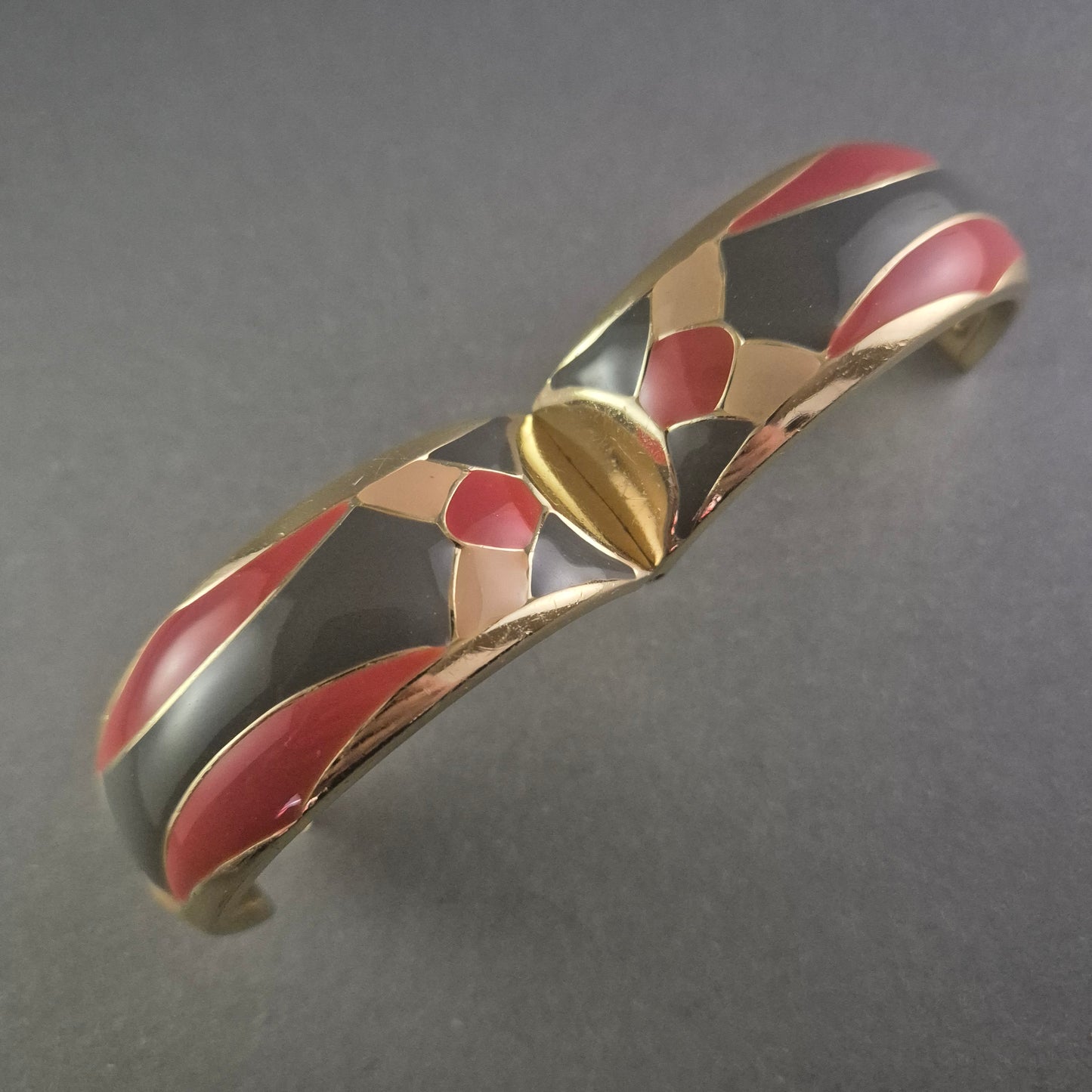 Eleganter Armreif mit Emaille-Design – Goldener Look mit Retro-Charme