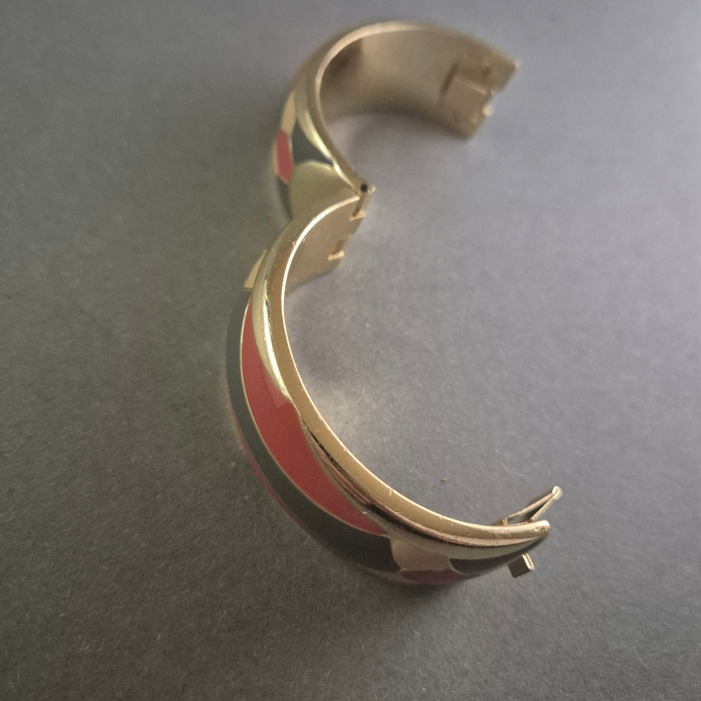 Eleganter Armreif mit Emaille-Design – Goldener Look mit Retro-Charme