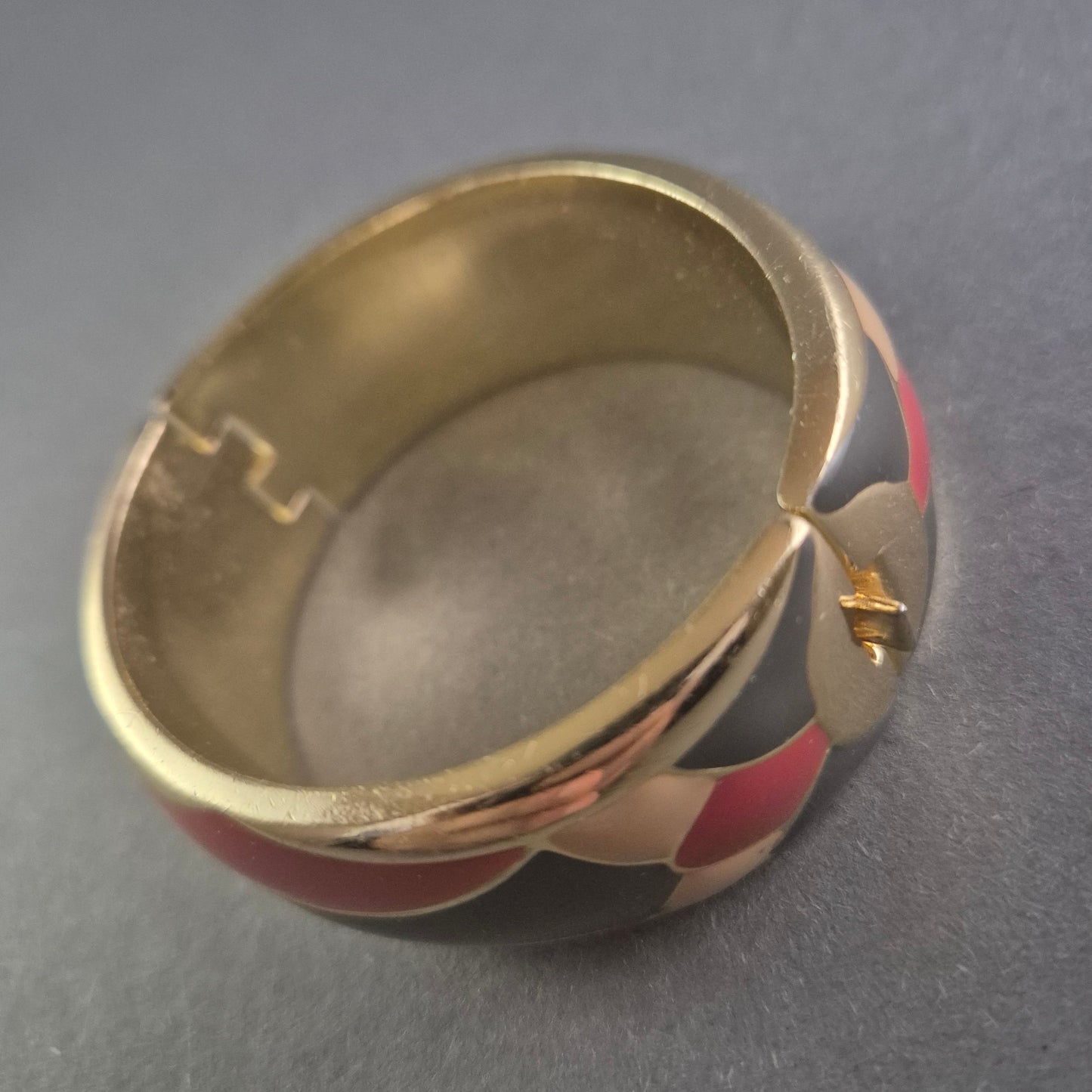 Eleganter Armreif mit Emaille-Design – Goldener Look mit Retro-Charme