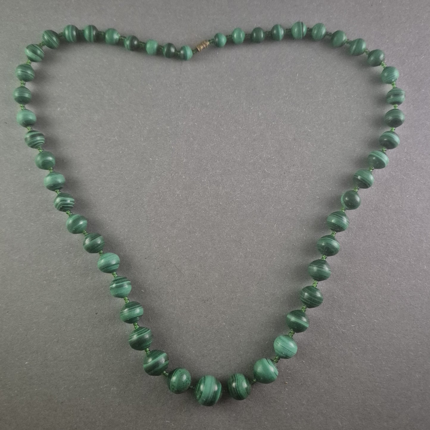 Elegante Malachit-Halskette – Natürliche Schönheit in sattem Grün