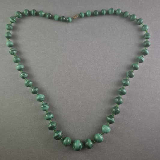 Elegante Malachit-Halskette – Natürliche Schönheit in sattem Grün