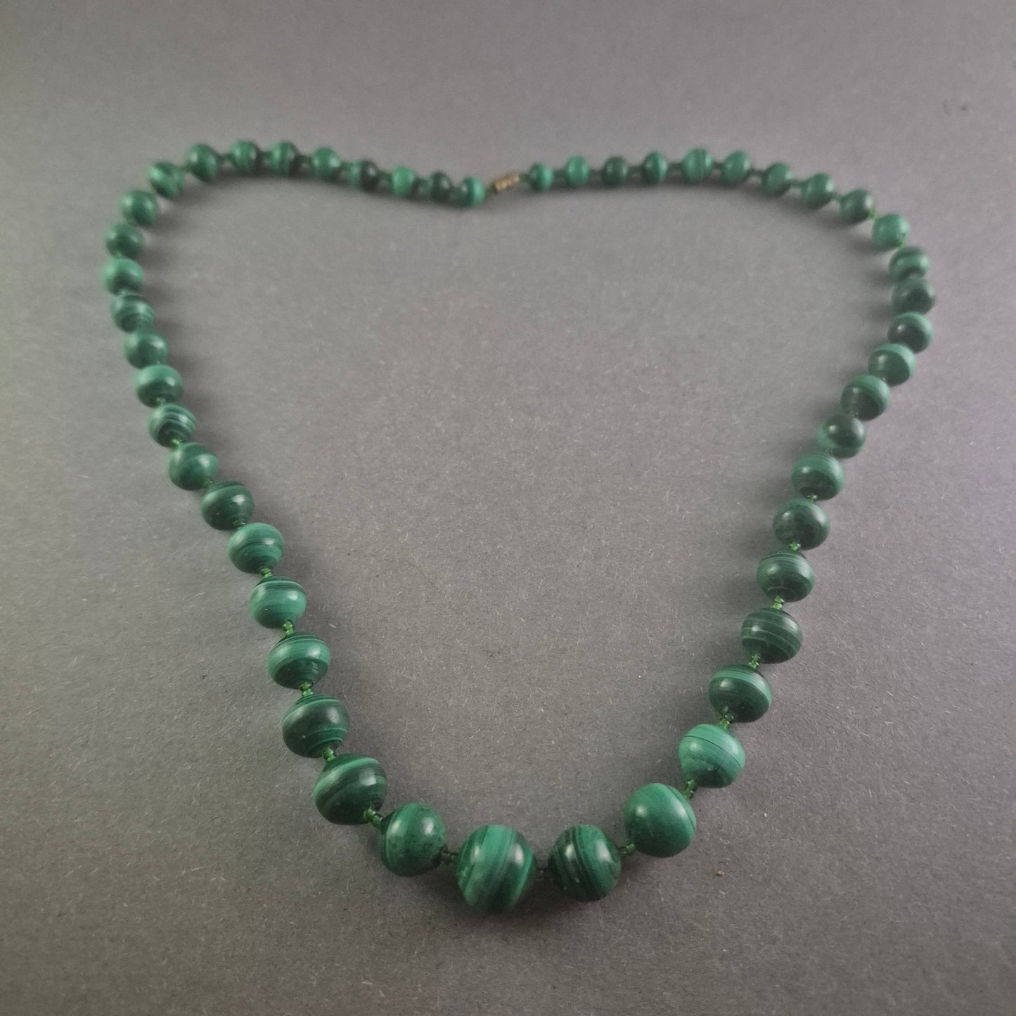 Elegante Malachit-Halskette – Natürliche Schönheit in sattem Grün