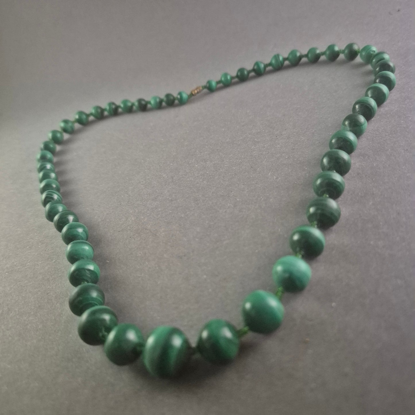 Elegante Malachit-Halskette – Natürliche Schönheit in sattem Grün