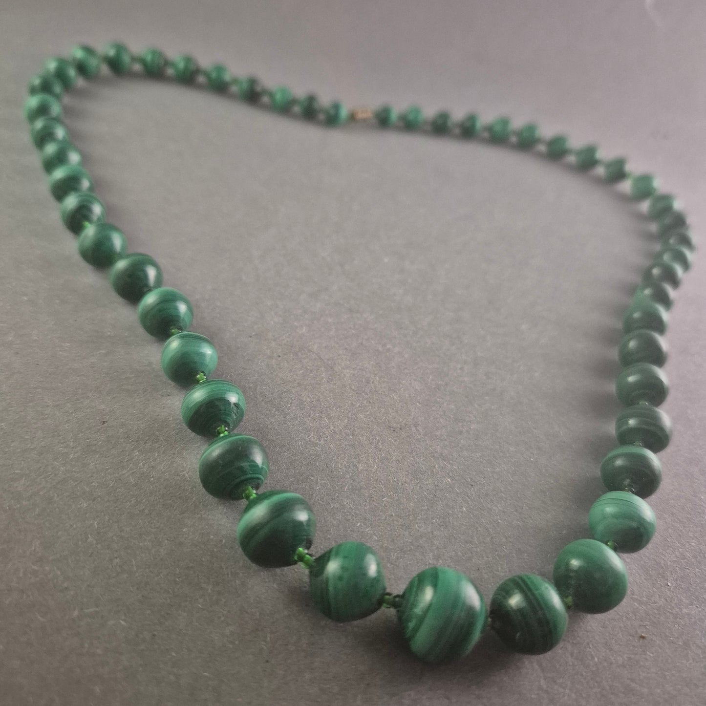 Elegante Malachit-Halskette – Natürliche Schönheit in sattem Grün
