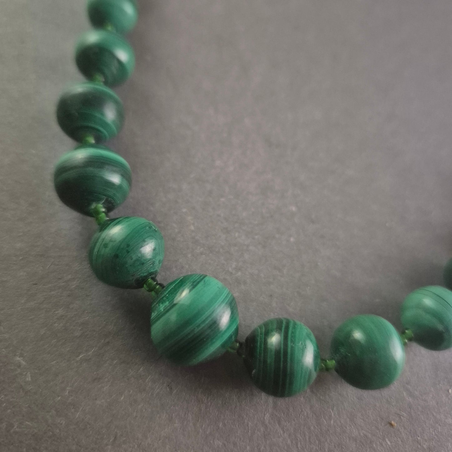Elegante Malachit-Halskette – Natürliche Schönheit in sattem Grün