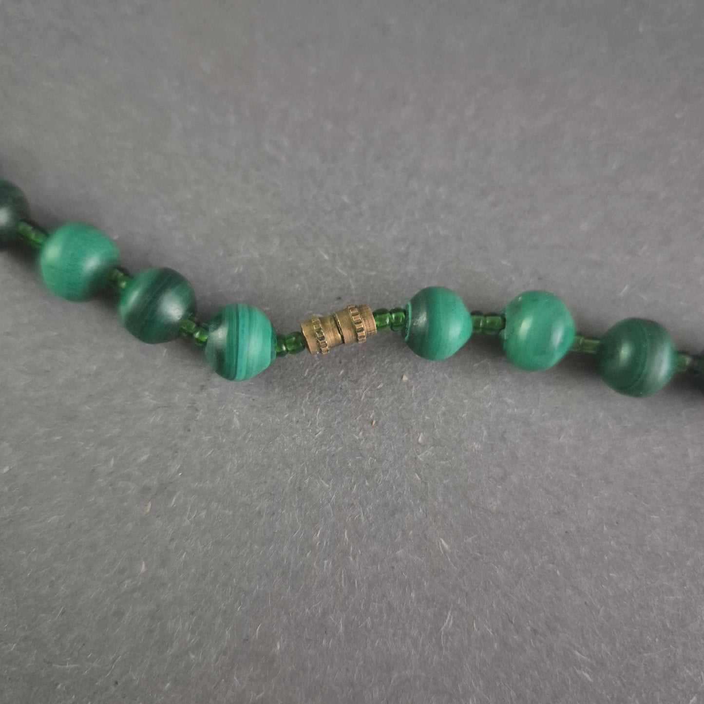 Elegante Malachit-Halskette – Natürliche Schönheit in sattem Grün