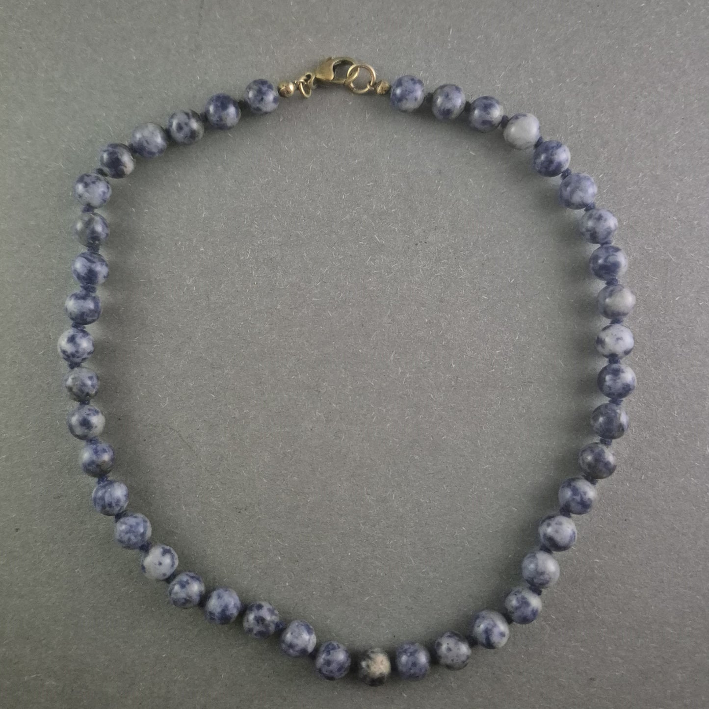 Elegante Sodalith-Halskette – Mystisches Blau mit natürlicher Maserung