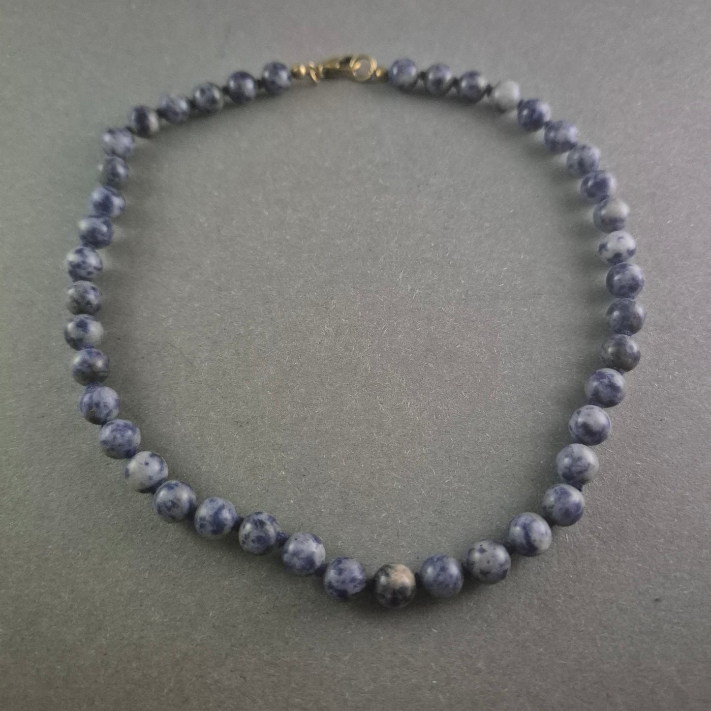 Elegante Sodalith-Halskette – Mystisches Blau mit natürlicher Maserung