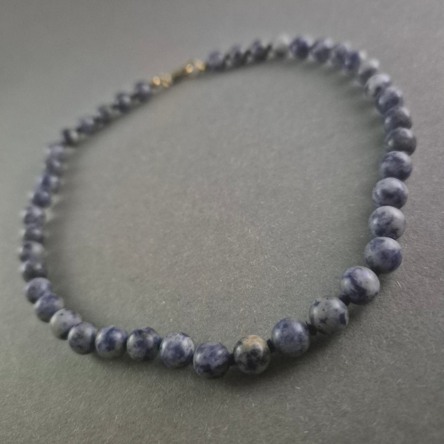 Elegante Sodalith-Halskette – Mystisches Blau mit natürlicher Maserung