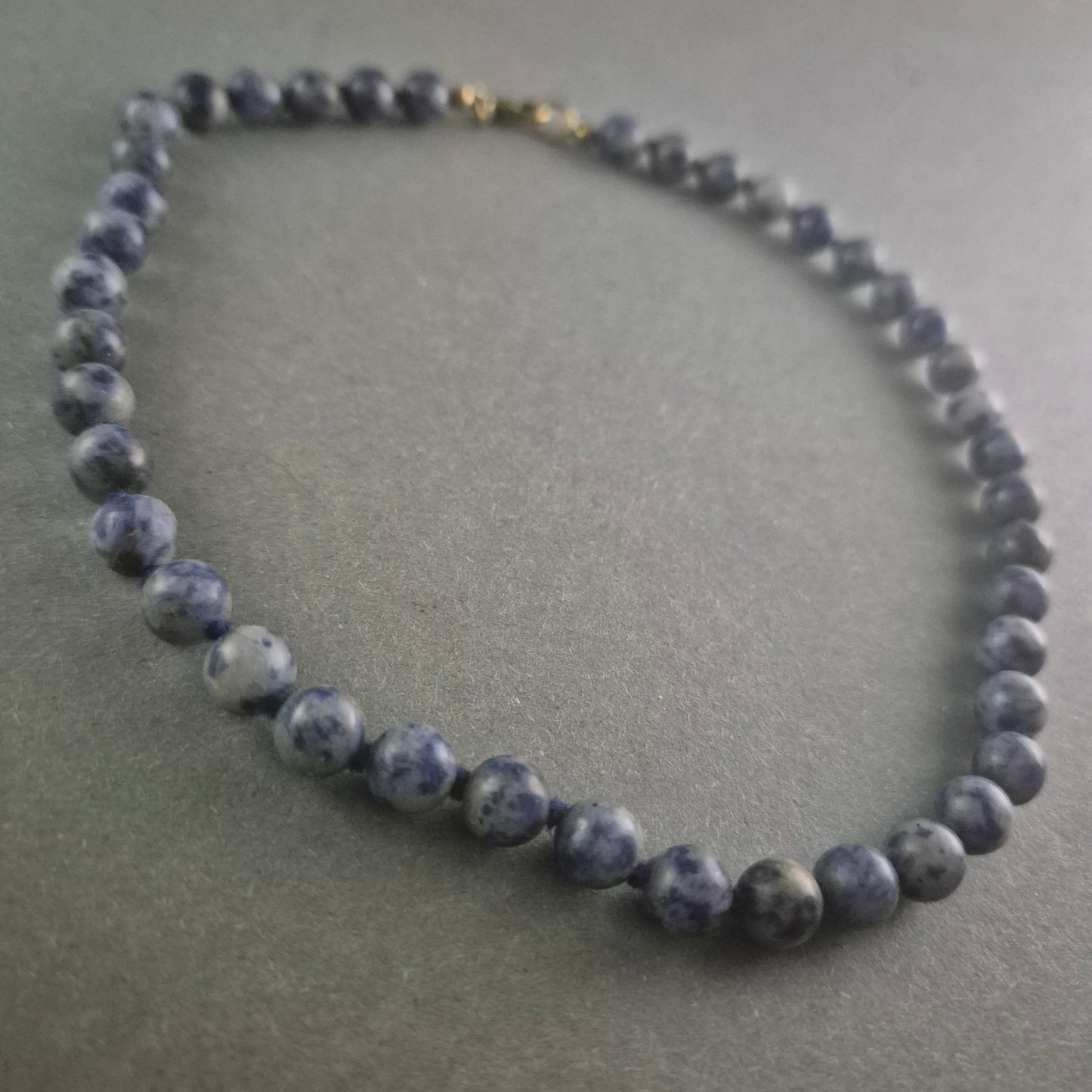 Elegante Sodalith-Halskette – Mystisches Blau mit natürlicher Maserung