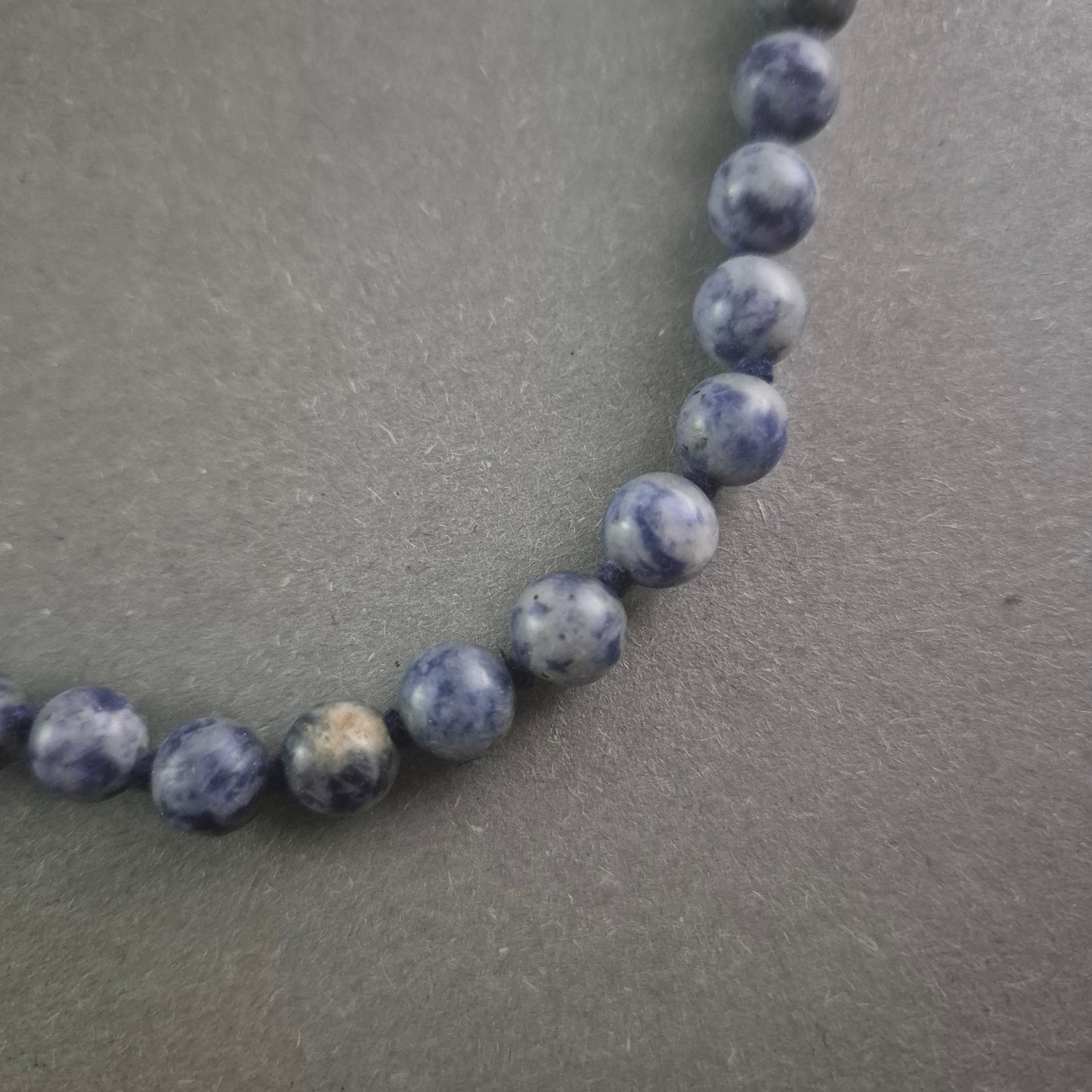 Elegante Sodalith-Halskette – Mystisches Blau mit natürlicher Maserung