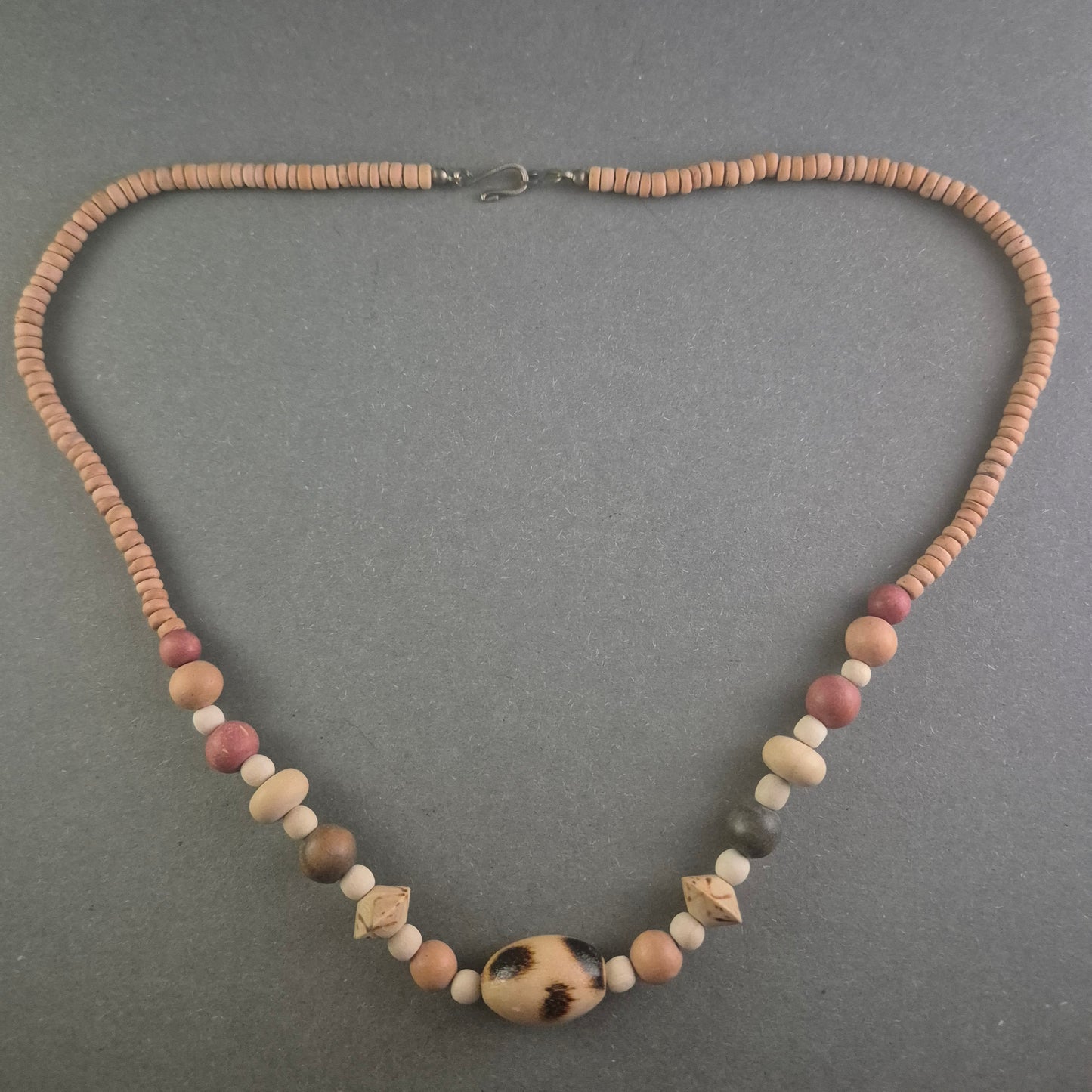 Vintage Holzperlen-Halskette – Naturverbunden und Rustikal