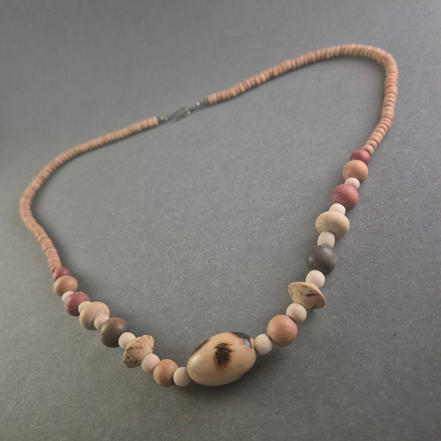 Vintage Holzperlen-Halskette – Naturverbunden und Rustikal