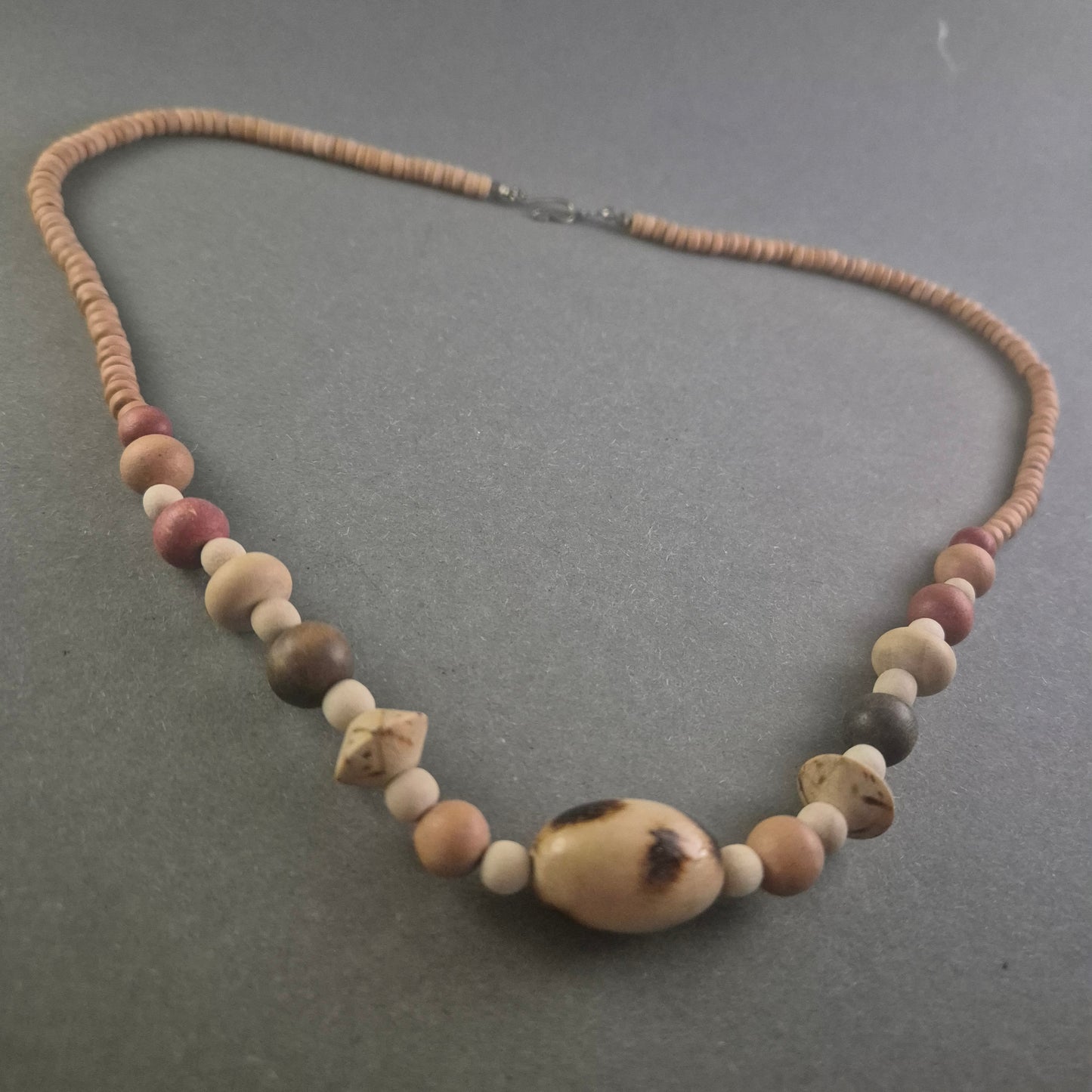 Vintage Holzperlen-Halskette – Naturverbunden und Rustikal