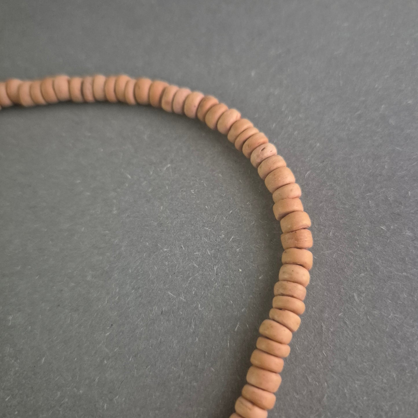 Vintage Holzperlen-Halskette – Naturverbunden und Rustikal