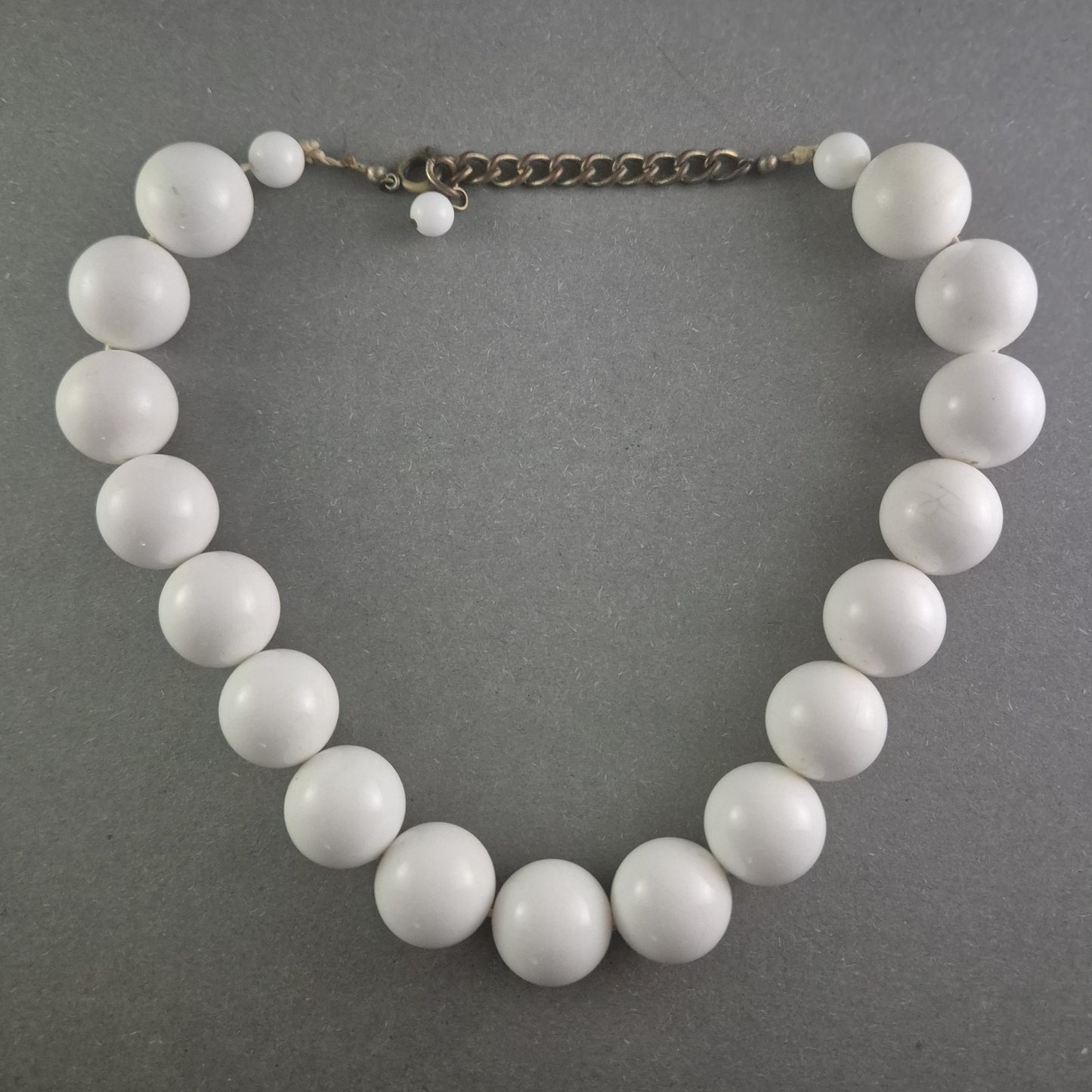 Vintage Perlenkette in Weiß – Klassische Eleganz mit Retro-Charme