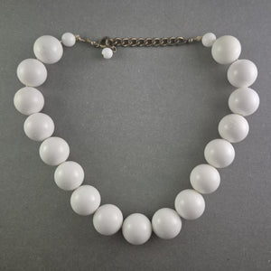 Vintage Perlenkette in Weiß – Klassische Eleganz mit Retro-Charme