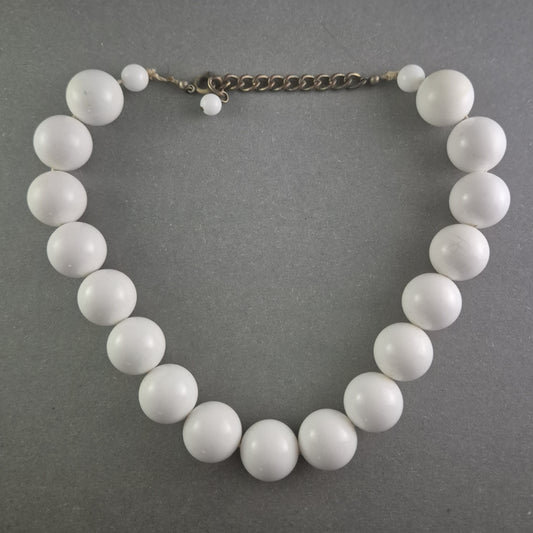 Vintage Perlenkette in Weiß – Klassische Eleganz mit Retro-Charme