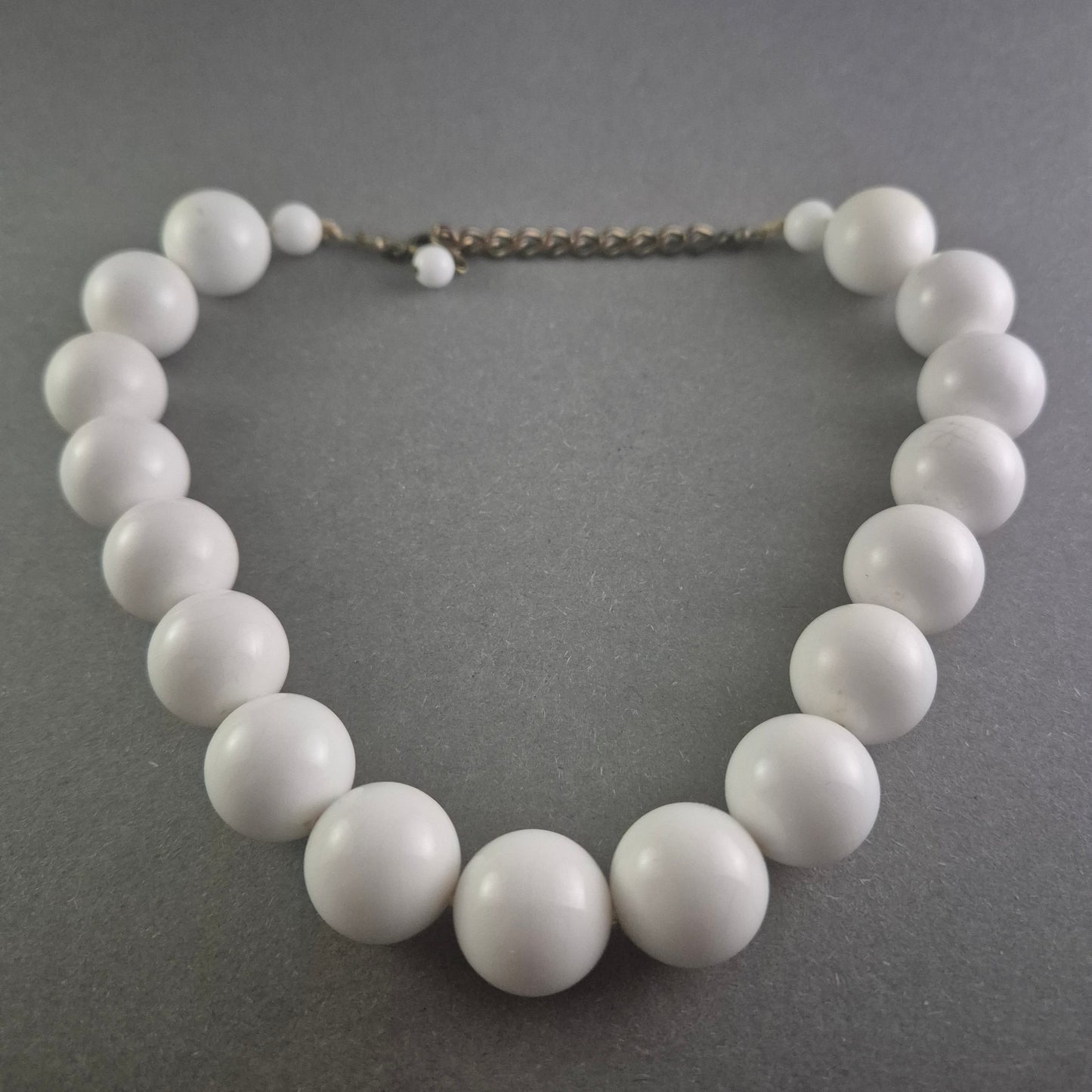 Vintage Perlenkette in Weiß – Klassische Eleganz mit Retro-Charme