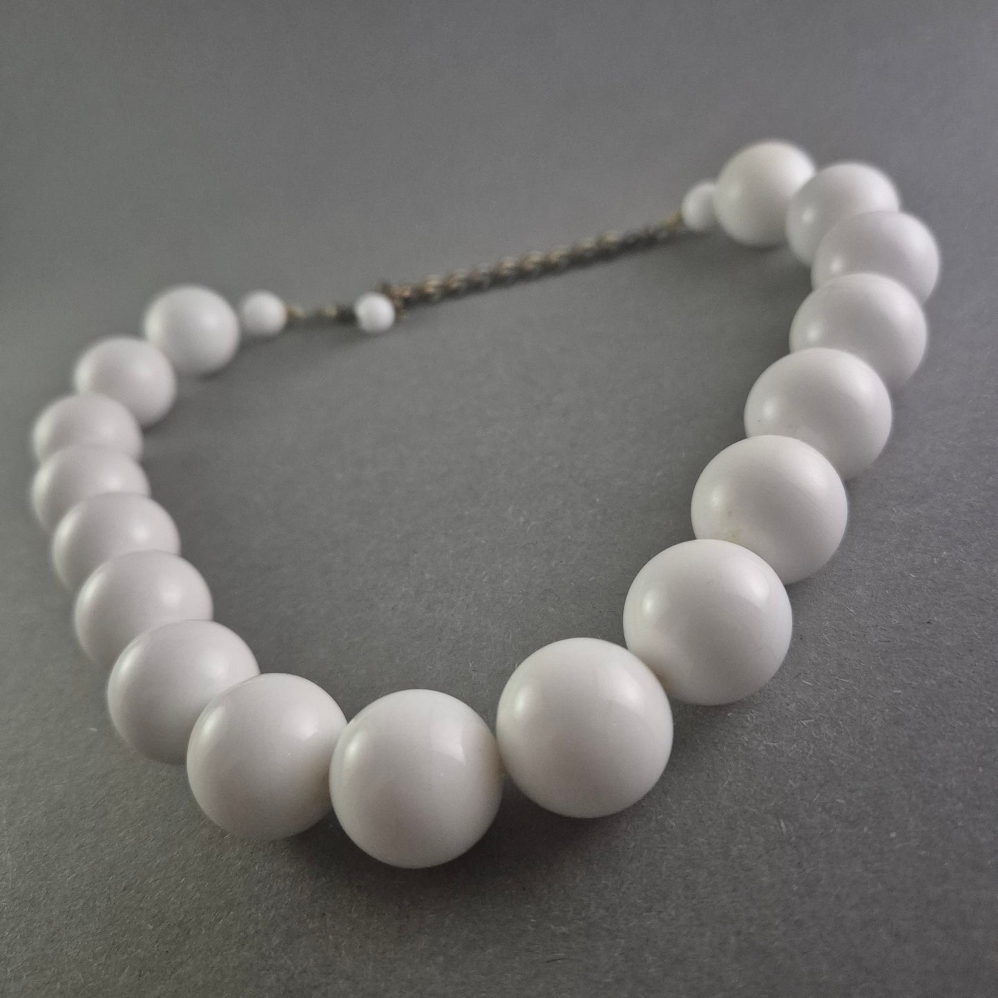 Vintage Perlenkette in Weiß – Klassische Eleganz mit Retro-Charme