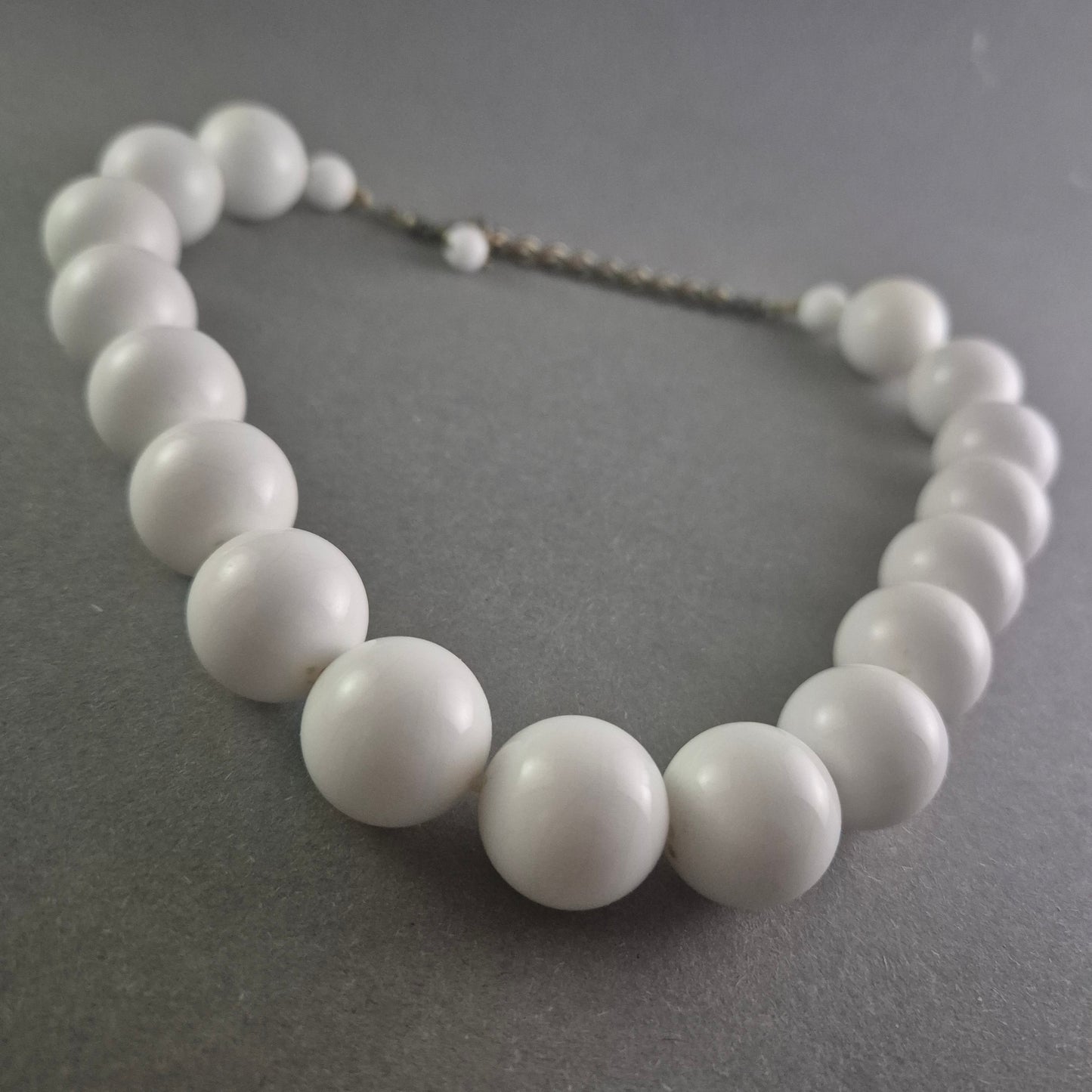 Vintage Perlenkette in Weiß – Klassische Eleganz mit Retro-Charme