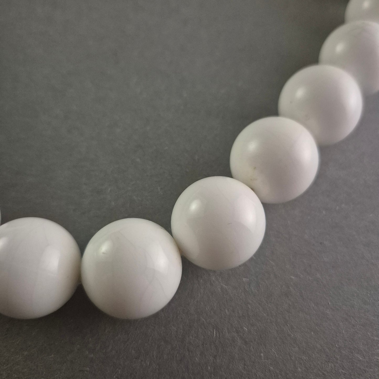 Vintage Perlenkette in Weiß – Klassische Eleganz mit Retro-Charme