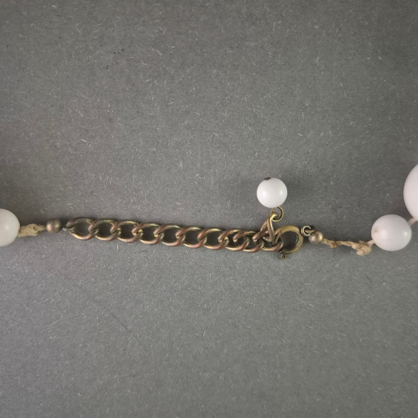 Vintage Perlenkette in Weiß – Klassische Eleganz mit Retro-Charme