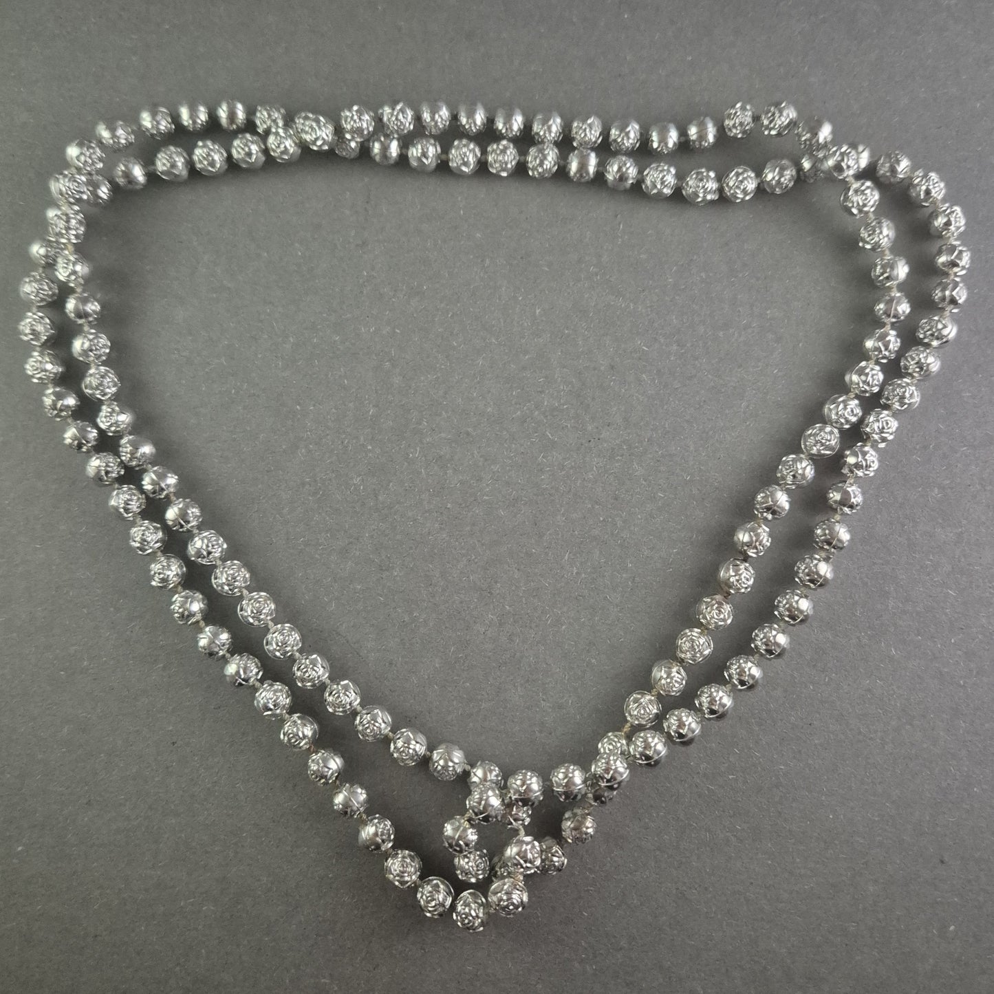 Elegante Silberkugelkette mit Rosendekor – Zeitlose Romantik